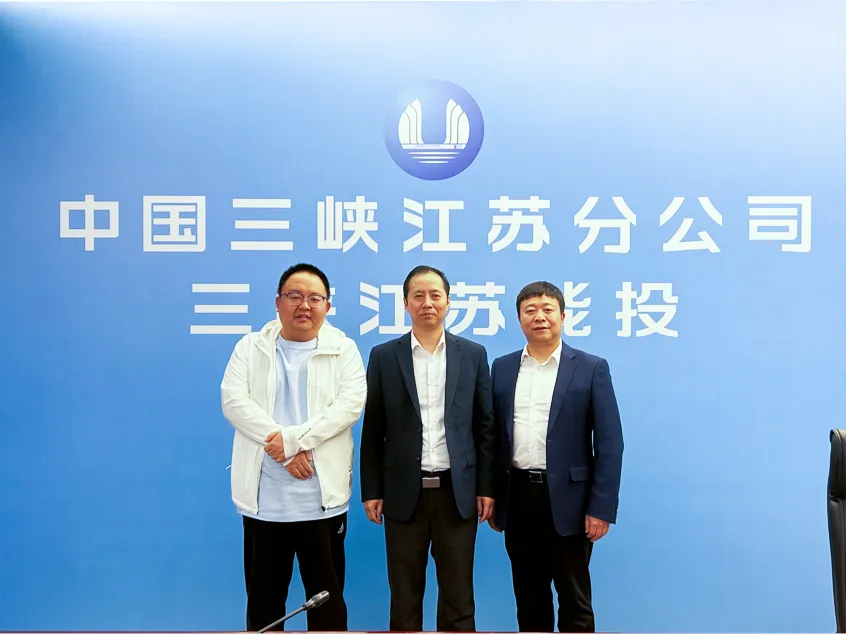 Wang Xin, Chairman of Leascend Photovoltaic Technology, and Yuan Yingping, General Manager of Jiangsu Branch of Yangtze Three Gorges Group and Chairman of Jiangsu Energy Investment Co., Ltd